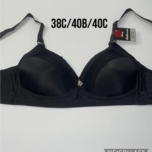 NWT Push Up Light Padded Wireless No Wire 3 Hooks Bra.
New Arrival